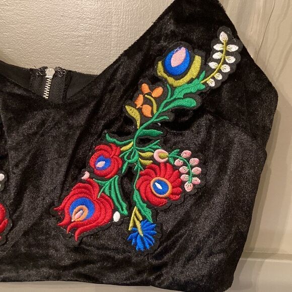L'atiste By Amy Black Velvet Floral Embroidered Skort & Crop Top Set Size Small - Picture 8 of 15